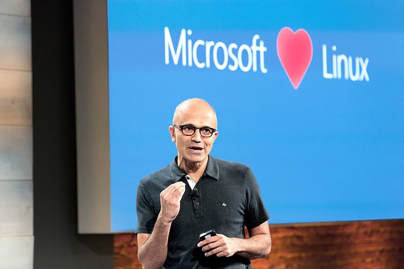 Satya-Nadella-Microsoft-Loves-Linux-Sahne-Konusmasi